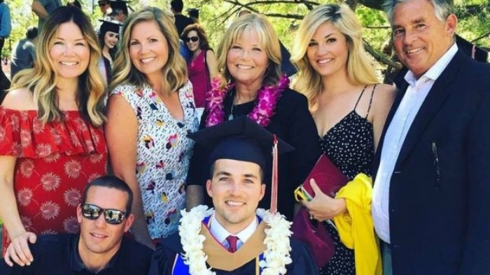 California quadriplegic öğrencinin annesi onur derecesi alır