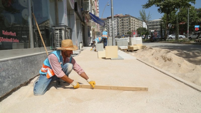 Elazığ'da Kaldırım Yapım Çalışmaları Devam Ediyor