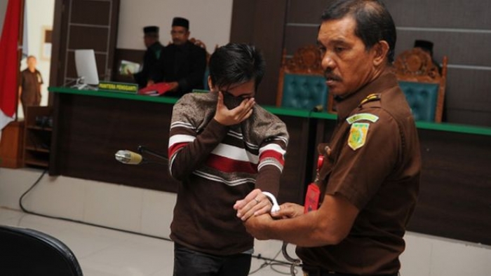 Endonezya'da Aceh: İki homoseksüel erkek 85 kirpik ceza verdi