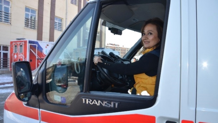 Kadın Ambulans Sürücüsünün Eğitiminden Geçiyorlar