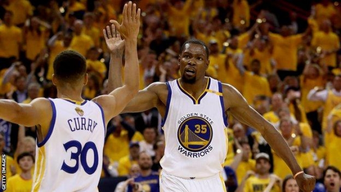 NBA Finalleri: Golden State Warriors Cleveland Cavaliers'ı iki karşılaşmada geçti