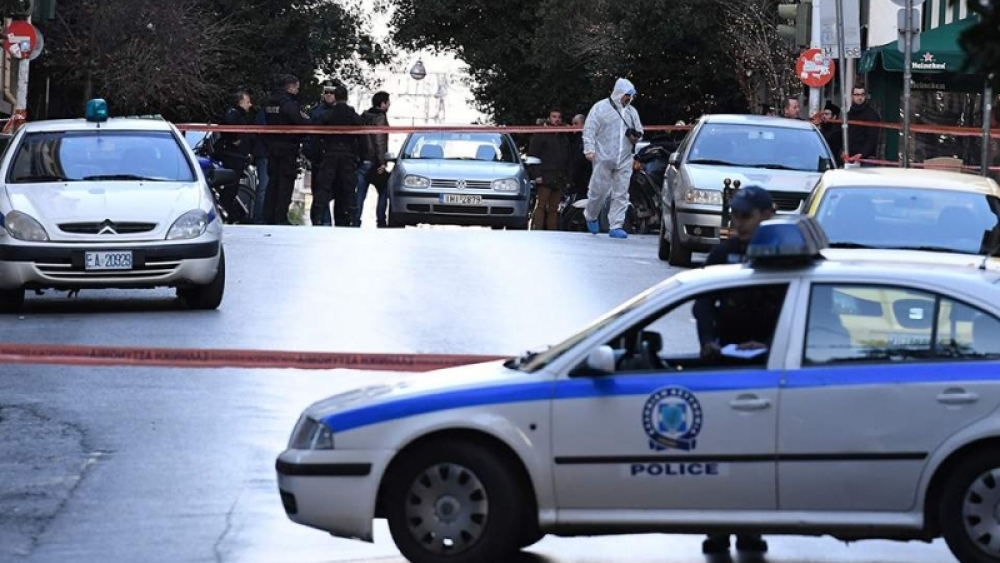 Patlayıcı cihaz Atina'nın merkezinde kilisenin dışına çıktığında iki kişi yaralandı