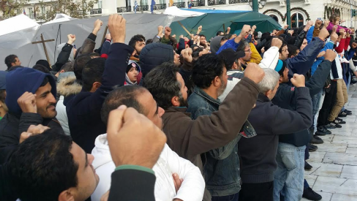 Suriyeliler Yunanistan'a Saklandı Alman Büyükelçiliğinde Protesto