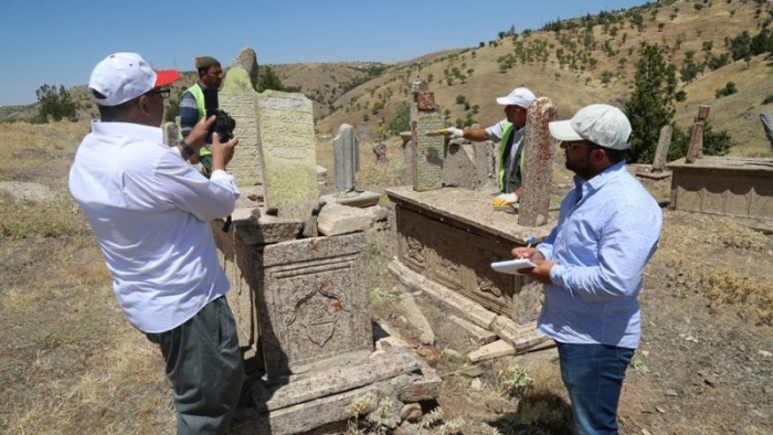 Tarihi Mezar Taşları Restore Ediliyor